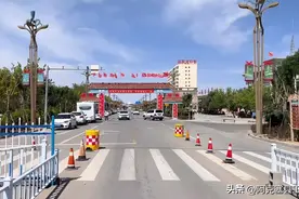 甘肃西北边陲小县，面积很大人口不多，县城别墅最耀眼图片