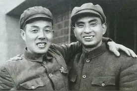 79年杨勇访问英国，对方故意在蛋糕上插国民党旗，他的做法很高明图片
