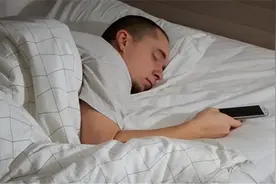 为啥睡觉时手机不能放床头？并非辐射致癌那么简单，麻烦正确处理图片