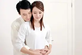 24岁女大学生恋上50岁单身男人：他们都嫉妒我图片