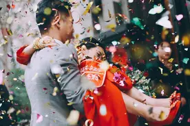 婚礼上发现父母被忽视，新娘随即叫停婚礼：先把我父母安排好再说图片