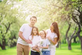 发现孩子早恋，父母这样做，比任何说教都管用图片