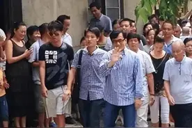 成龙回老家认祖归宗，在大哥家连顿饭都没吃就走了图片