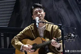 《声生不息》周柏豪可以在台上唱歌，为何胡鸿钧只能当观众？图片