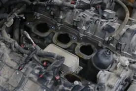 怪兽修车：整备“全车异响”的克莱斯勒300C，匠心施工，再变新车图片