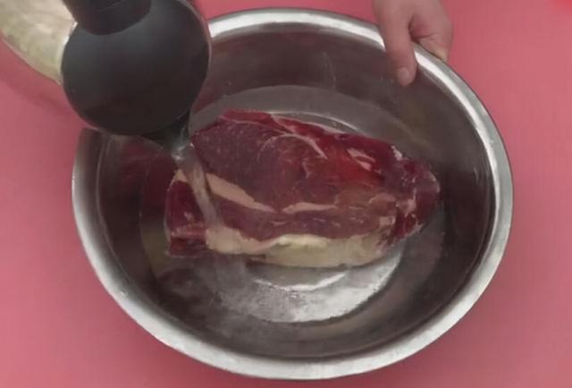 室温下解冻肉，到底要不要用水泡？剖析这3大解冻方式都不安全