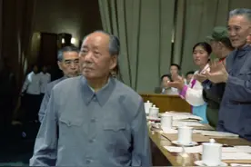 毛主席逝世后，中南海发生一件怪事：他最爱的中山装被剪成碎布条图片