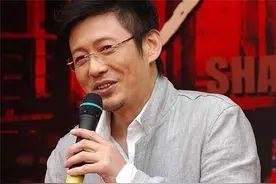 如今的程前60岁了，他的老婆身份被曝光，照片中看着，很是年轻图片
