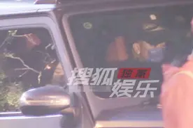 黄子韬驾豪车载徐艺洋吃料理，女方穿豹纹外套表情傲娇，疑已同居图片