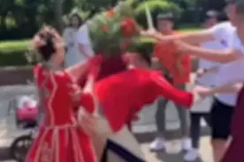 遇“婚闹”新娘抡柏树枝霸气护夫，新郎：很感动，感觉娶对人了图片