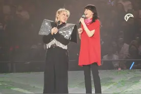 郑欣宜红馆开演唱会，老爸郑少秋送花支持，郑裕玲当嘉宾嘟嘴献吻图片