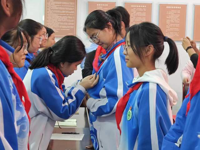 鹤壁市淇滨区鹿鸣中学举行纪念五四运动104周年暨离队入团活动-省内地