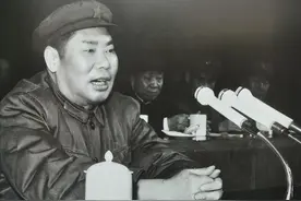 91年80岁杨得志参加老红军聚会不落座，说：咋敢，我在外面站一会图片