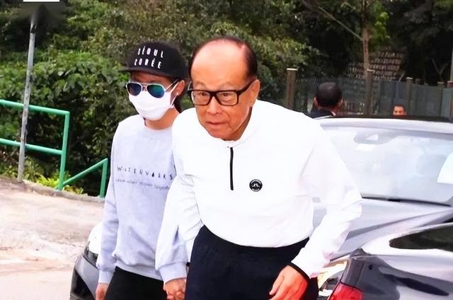 人力还是不敌天命，94岁李嘉诚已驼背，上山还得依靠电动滑板车