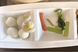 恶心！西宁一母婴会所早餐竟吃出菜虫图片