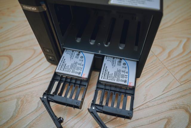 历史低价买到九盘位万兆 NAS 机皇：威联通 TS-H973AX