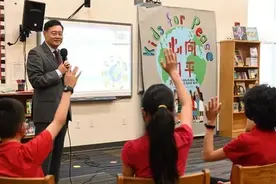 美国学生背中国古文贼溜！惊呆中国大使图片
