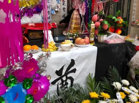 湖北一老汉自制棺材穿寿衣，喝农药孤独死去，离世前留下8个字