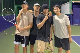 周杰伦晒打网球照 与余文乐搭肩合照感情好 ​​​图片