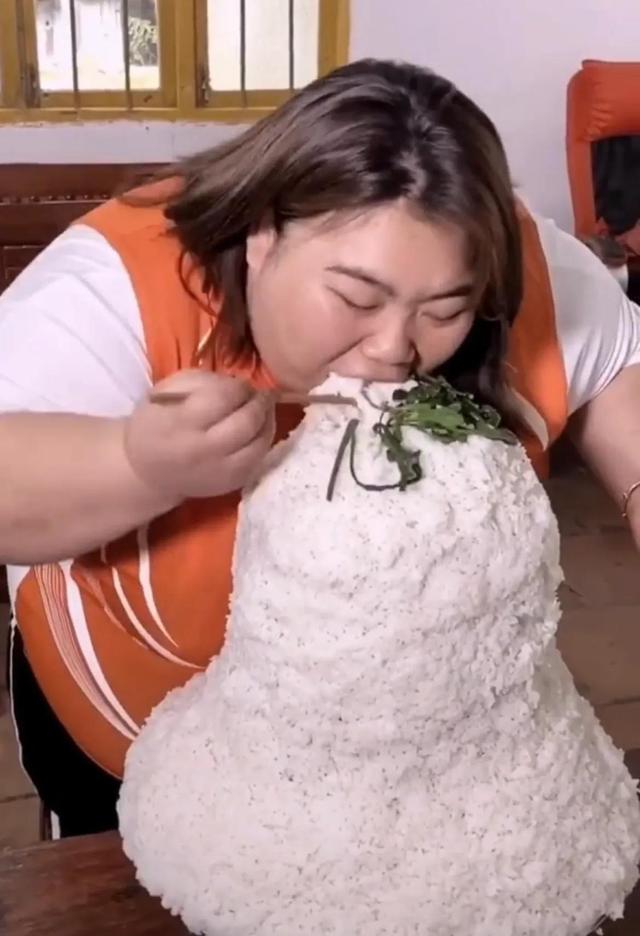 波妞:500斤女网红全网第一胖,力大如牛,和3个壮汉拔河纹丝不动