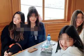 15岁李嫣留学近照曝光！与同学聚会露细腰秀身材，五官眉眼太像爸图片