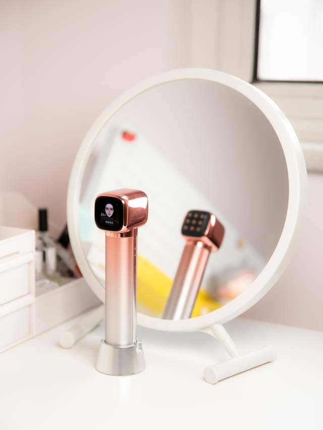 专为呵护面部肌肤设计，⼗九岁胶原锤射频美容仪让你重拾年轻弹性