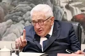 俄整蛊2人组得手，基辛格被假乌总统忽悠，挑明北约不东扩是骗局图片