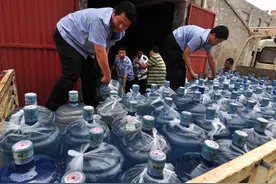 河南老板卖桶装水，利用“免费桶装水”，一年盈利228万，套路牛图片