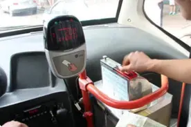 公交车都要“黄了”，投币箱物品曝光，网友无地自容图片