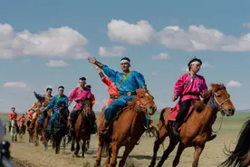 温暖畅游｜新巴尔虎左旗哈萨尔游牧部落“蒙古马·颂”大型马术实景剧震撼上演图片