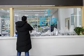 济南5千份阿兹夫定片两天售罄，有人质疑副作用，病毒学专家认为上市“太匆忙”图片