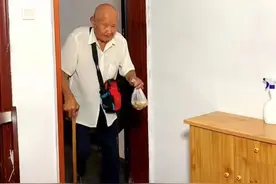 90岁父亲出门遛弯，给60岁儿子带回两只鸡腿，儿子接过就吃图片