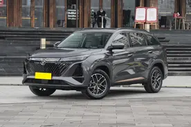 车长4700mm，配备1.5T+8AT，配置丰富，试驾第二代长安CS75PLUS图片