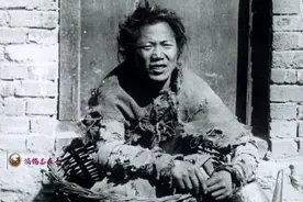 旧影：差官手握巨型斩马剑，宫女准许离宫“满面春风”图片