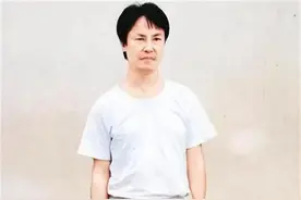手下递来富豪绑架名单，张子强颇为愤怒，随即果断划掉其中一人图片