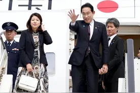 日本夫人出访结束回国！穿向日葵花裙秀东方美，比韩国夫人更耐看图片