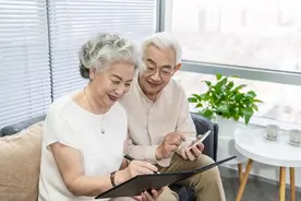 晚年独居女人，最害怕的是什么？两位女人说出心里话图片