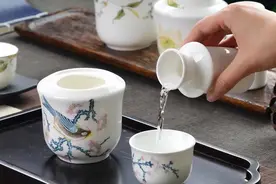 河南52岁暴发户，坐拥6套房3辆豪车，酒席用4瓶“好酒”引发非议图片