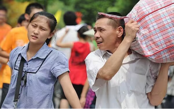 湖北一老汉自制棺材穿寿衣，喝农药孤独死去，离世前留下8个字