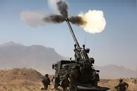 法国近炸炮弹显威,在俄军头顶上空爆出小蘑菇云,堑壕中也难保安全图片