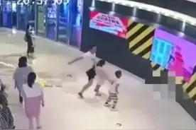 监拍曝光！一男子因孩子被推倒踹伤7岁男童，警方：依法行拘图片