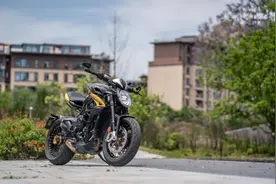 详细测评MV奥古斯塔Dragster800RR︱不甘世俗的西装暴徒图片