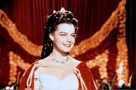 抱歉，该上热搜的是她，不是男足图片