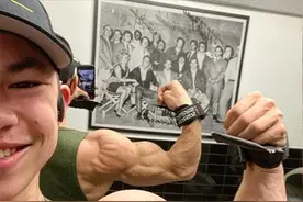 12岁少年坚持健身5年，变身肌肉狂魔惹追捧，发育专家：负面案例图片