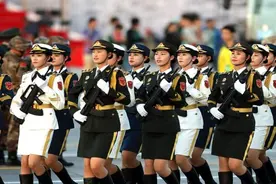 中国女兵加入礼兵仪仗队，176的身高配高跟皮鞋，颜值全球第一图片