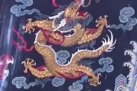 价值5亿石青色龙袍被鉴赝品，专家：须当场销毁！老人：你可知我身份图片