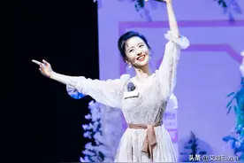 不愧是新疆美女！佟丽娅穿网纱公主裙跳民族舞，谢幕公主蹲太抢镜图片