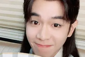 张若昀晒《庆余年2》自拍照庆祝35岁生日，感慨“余年有幸再相逢”，剧方零点送祝福：小范大人生辰快乐！图片