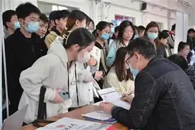 供需两旺 太原市高校线下“春招”暖意浓图片