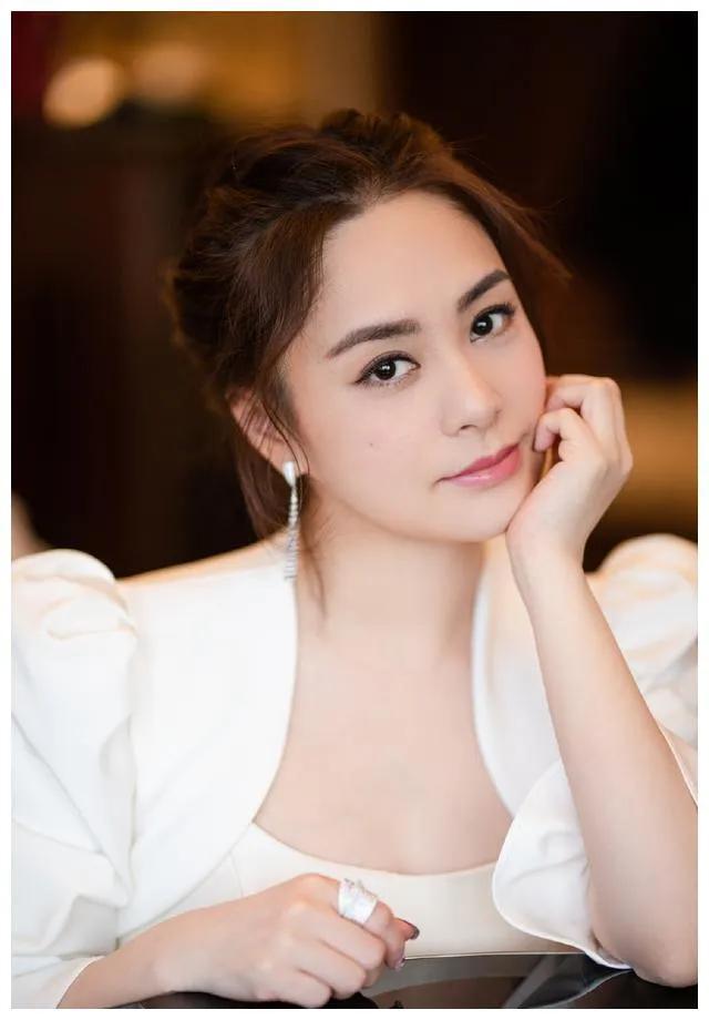 对于阿娇来说,"艳照门"事件可谓是令她受到了极大的损伤.